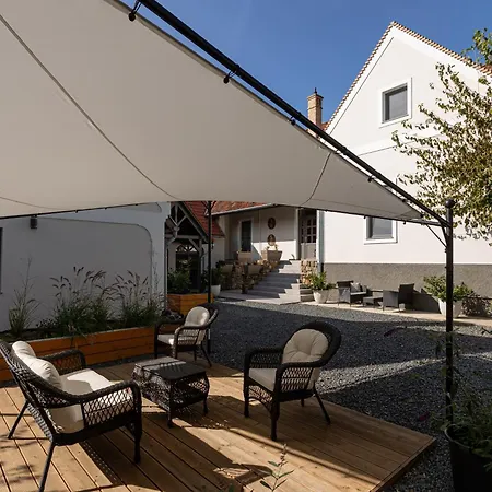 فندق مبيت وإفطار Ester's سزينبيكالا