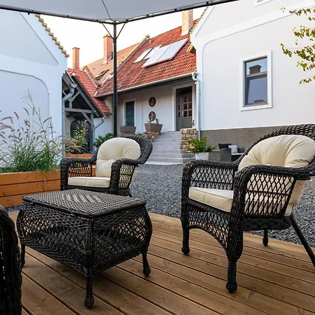 Ester's Bed & Breakfast 3*