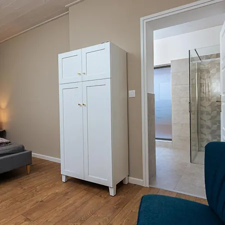 فندق مبيت وإفطار Ester's سزينبيكالا