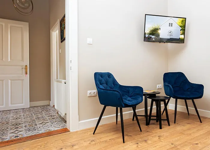 Ester's Bed & Breakfast 3*