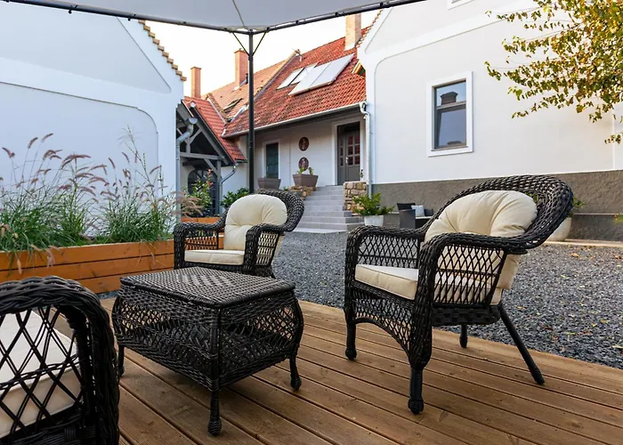 Ester's Bed & Breakfast 3*